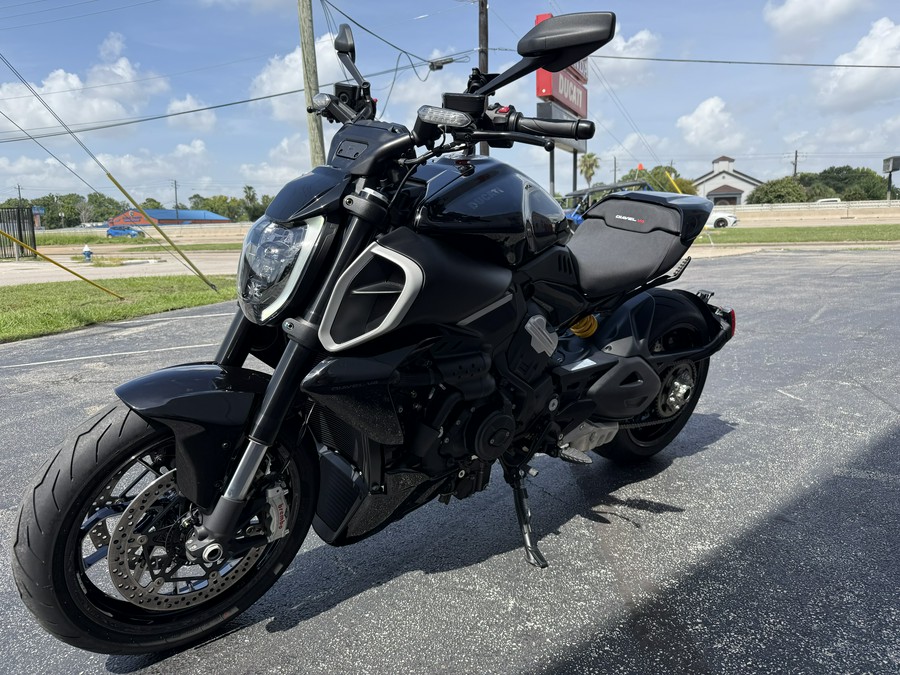 2023 Ducati Diavel V4 Thrilling Black - 01788C