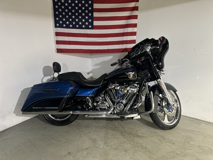 2018 Harley-Davidson Street Glide Legend Blue/Vivid Black