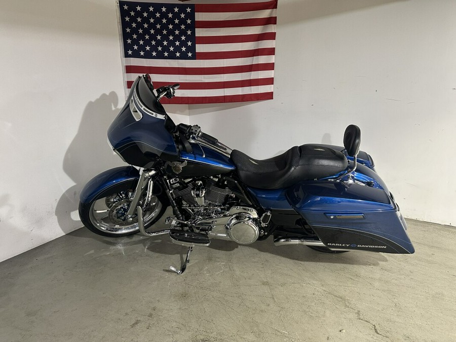 2018 Harley-Davidson Street Glide Legend Blue/Vivid Black