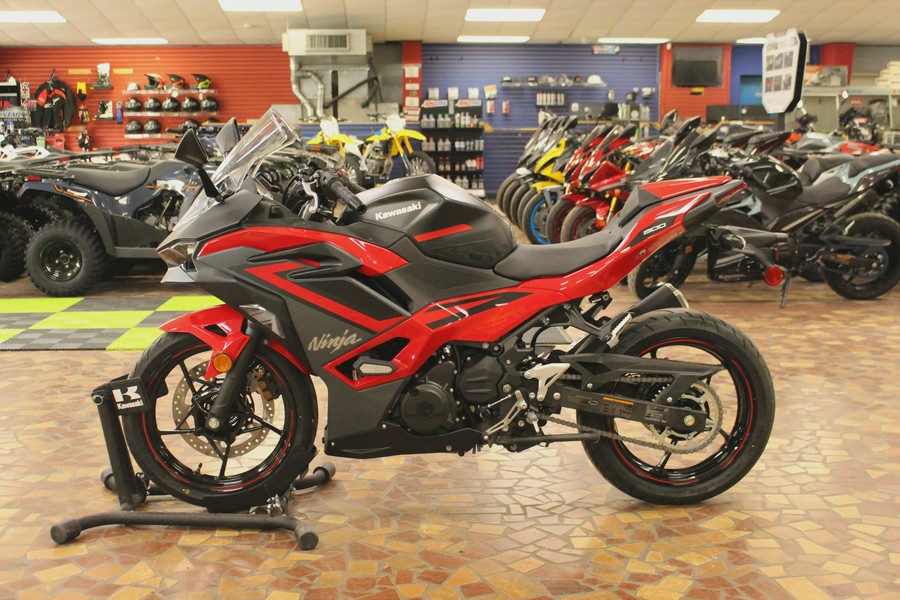 2025 Kawasaki NINJA 500 ABS Passion Red/Metallic Flat Spark Black/Metallic Matte Dark Gray - SDA71933