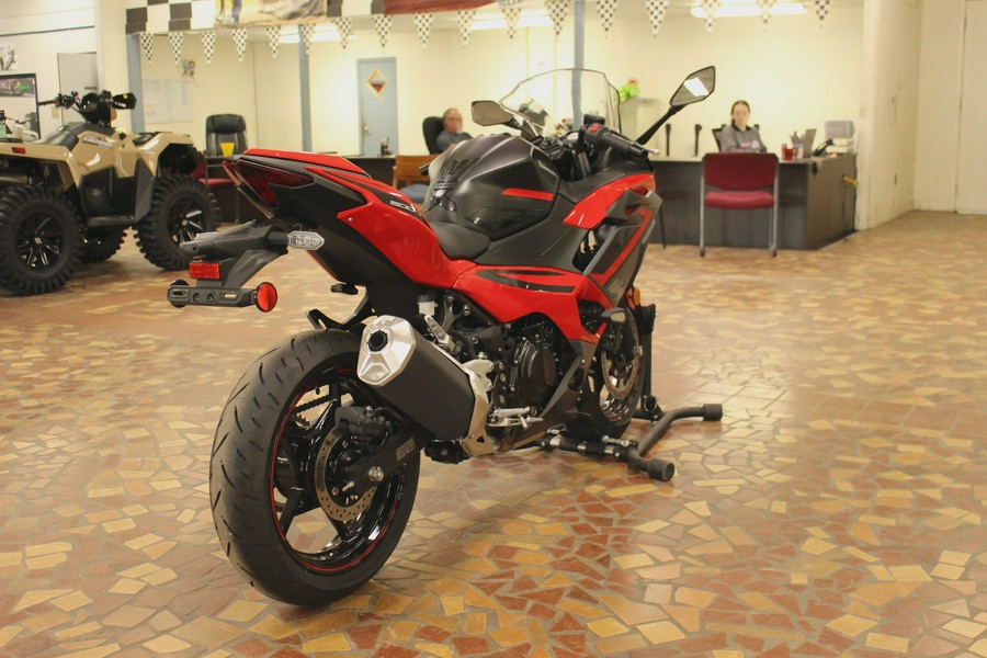 2025 Kawasaki NINJA 500 ABS Passion Red/Metallic Flat Spark Black/Metallic Matte Dark Gray - SDA71933