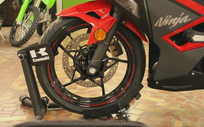 2025 Kawasaki NINJA 500 ABS Passion Red/Metallic Flat Spark Black/Metallic Matte Dark Gray - SDA71933