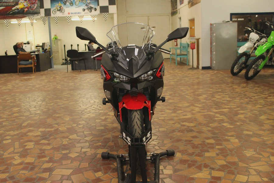 2025 Kawasaki NINJA 500 ABS Passion Red/Metallic Flat Spark Black/Metallic Matte Dark Gray - SDA71933