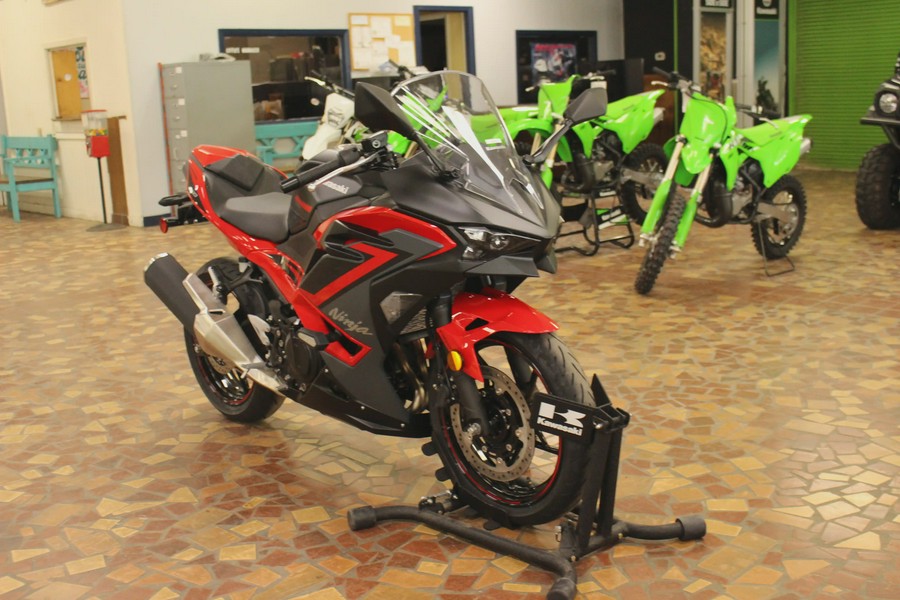 2025 Kawasaki NINJA 500 ABS Passion Red/Metallic Flat Spark Black/Metallic Matte Dark Gray - SDA71933