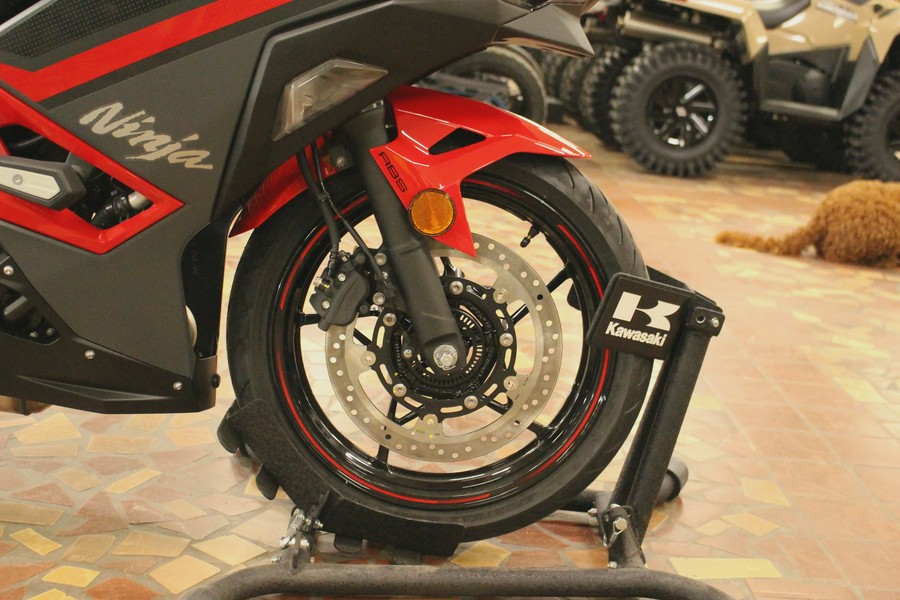 2025 Kawasaki NINJA 500 ABS Passion Red/Metallic Flat Spark Black/Metallic Matte Dark Gray - SDA71933