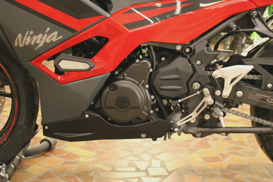 2025 Kawasaki NINJA 500 ABS Passion Red/Metallic Flat Spark Black/Metallic Matte Dark Gray - SDA71933
