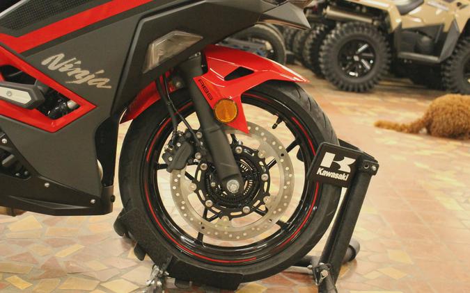 2025 Kawasaki NINJA 500 ABS Passion Red/Metallic Flat Spark Black/Metallic Matte Dark Gray - SDA71975