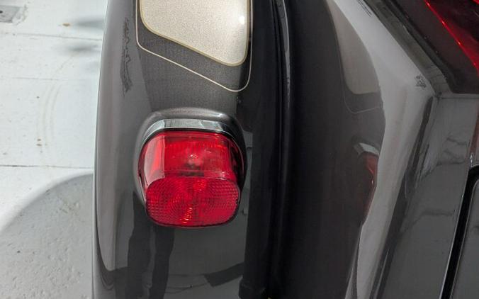 2023 Harley-Davidson® Tri Glide® Ultra Gray Haze/Silver Fortune