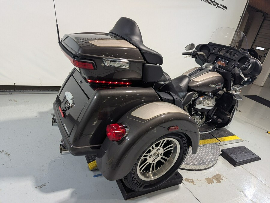 2023 Harley-Davidson® Tri Glide® Ultra Gray Haze/Silver Fortune