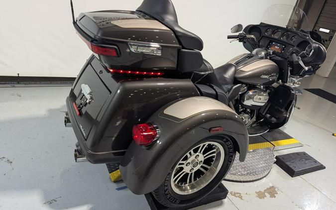 2023 Harley-Davidson® Tri Glide® Ultra Gray Haze/Silver Fortune