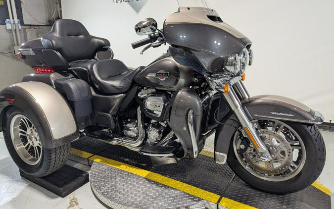 2023 Harley-Davidson® Tri Glide® Ultra Gray Haze/Silver Fortune