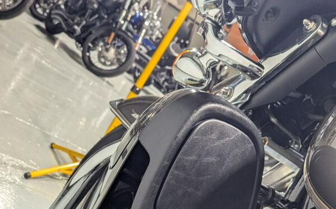 2023 Harley-Davidson® Tri Glide® Ultra Gray Haze/Silver Fortune