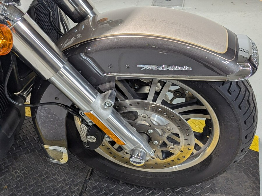 2023 Harley-Davidson® Tri Glide® Ultra Gray Haze/Silver Fortune