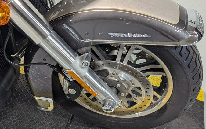 2023 Harley-Davidson® Tri Glide® Ultra Gray Haze/Silver Fortune