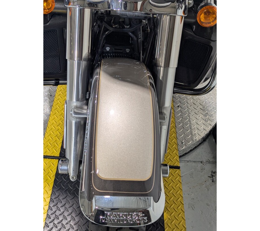 2023 Harley-Davidson® Tri Glide® Ultra Gray Haze/Silver Fortune