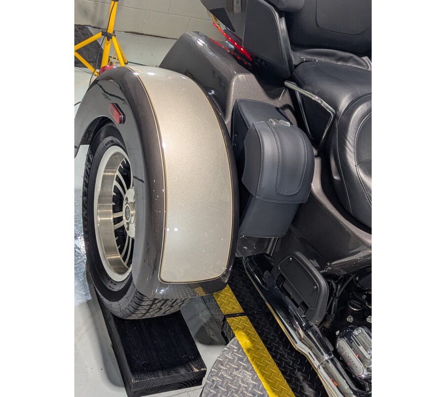 2023 Harley-Davidson® Tri Glide® Ultra Gray Haze/Silver Fortune