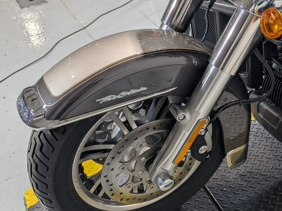 2023 Harley-Davidson® Tri Glide® Ultra Gray Haze/Silver Fortune