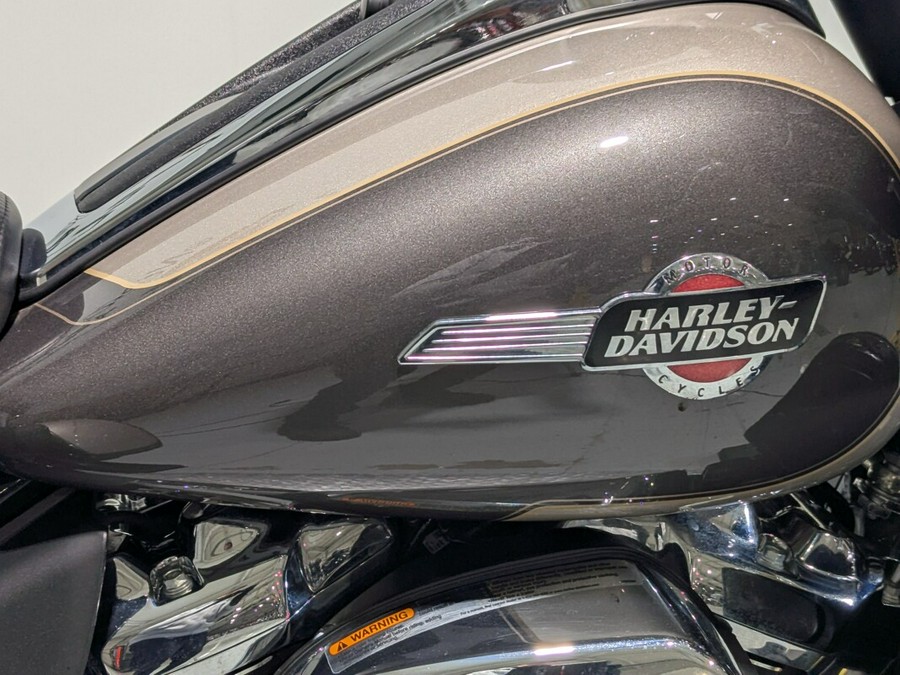 2023 Harley-Davidson® Tri Glide® Ultra Gray Haze/Silver Fortune