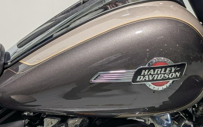 2023 Harley-Davidson® Tri Glide® Ultra Gray Haze/Silver Fortune