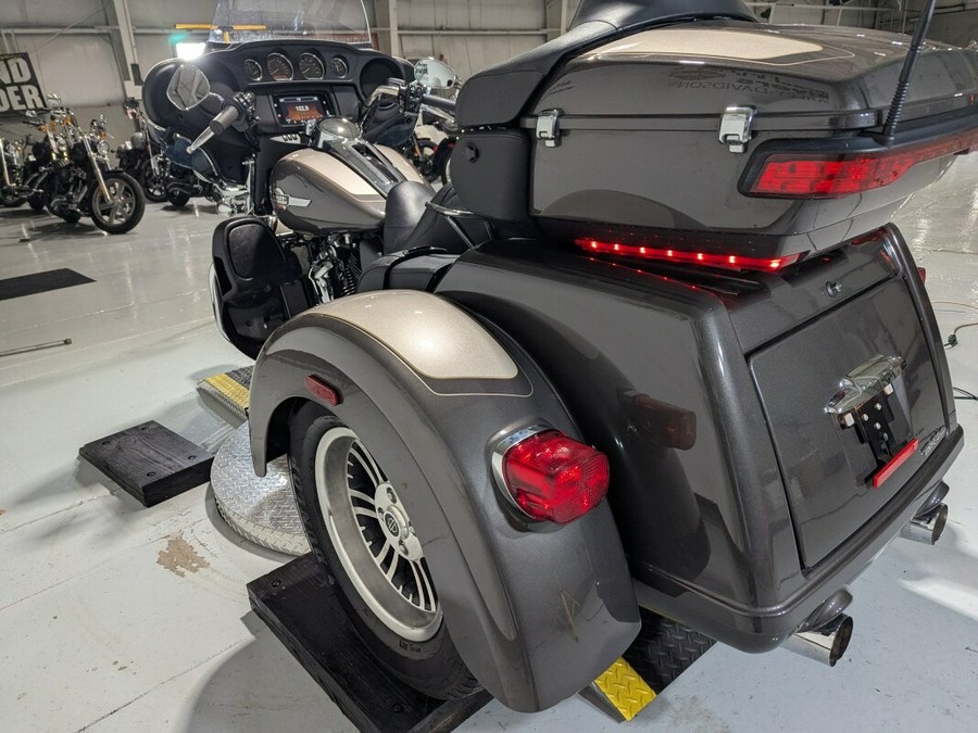 2023 Harley-Davidson® Tri Glide® Ultra Gray Haze/Silver Fortune