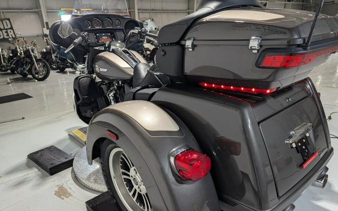 2023 Harley-Davidson® Tri Glide® Ultra Gray Haze/Silver Fortune