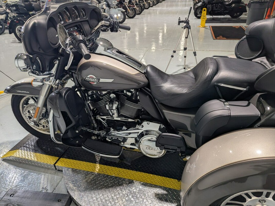 2023 Harley-Davidson® Tri Glide® Ultra Gray Haze/Silver Fortune