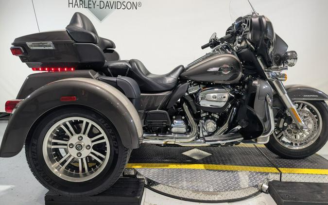 2023 Harley-Davidson® Tri Glide® Ultra Gray Haze/Silver Fortune