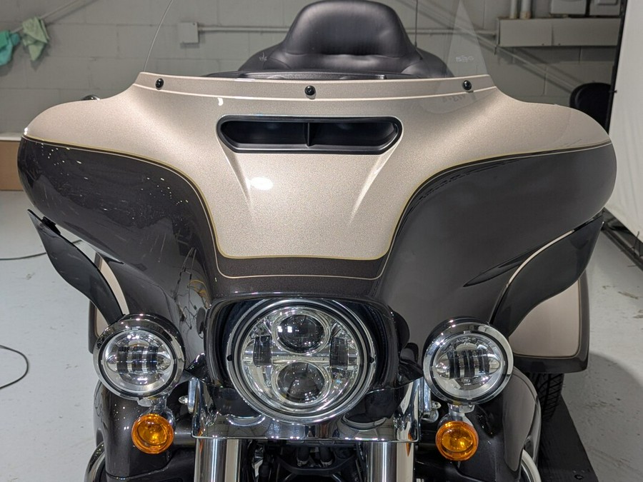 2023 Harley-Davidson® Tri Glide® Ultra Gray Haze/Silver Fortune