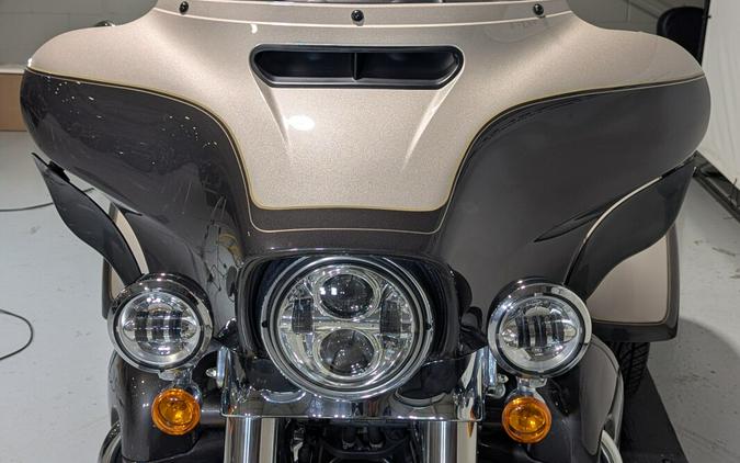 2023 Harley-Davidson® Tri Glide® Ultra Gray Haze/Silver Fortune