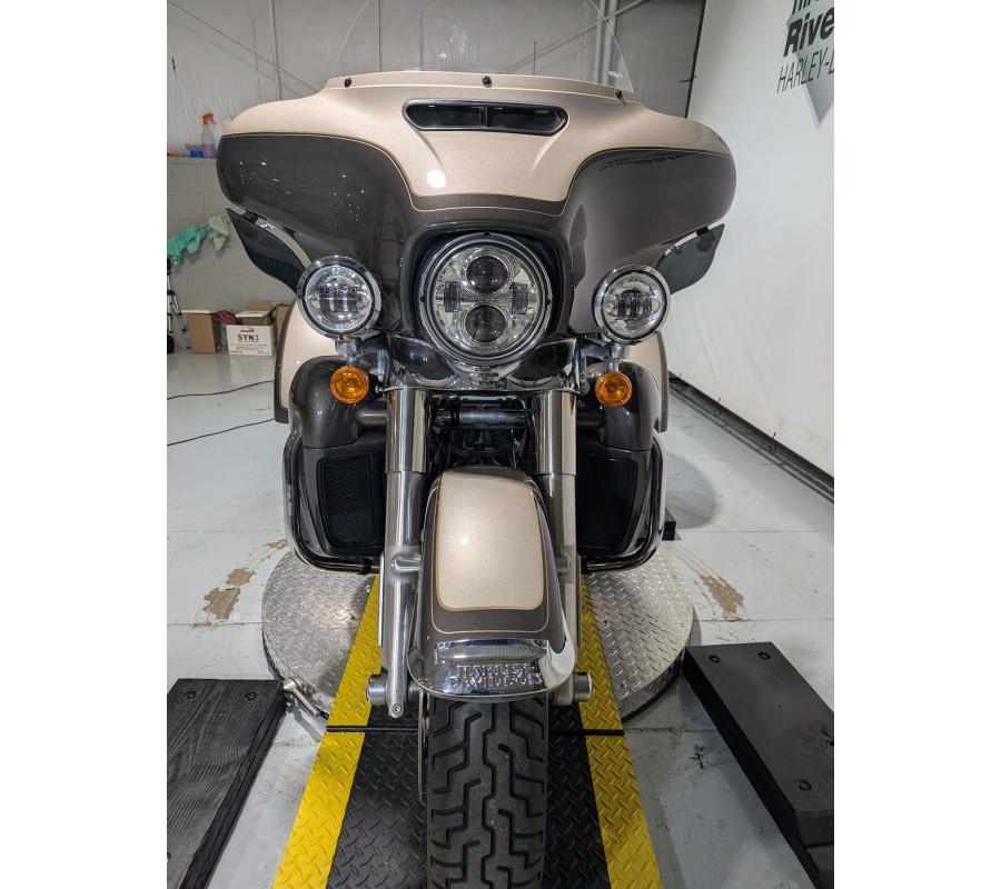 2023 Harley-Davidson® Tri Glide® Ultra Gray Haze/Silver Fortune