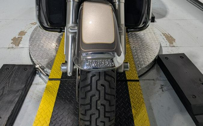 2023 Harley-Davidson® Tri Glide® Ultra Gray Haze/Silver Fortune