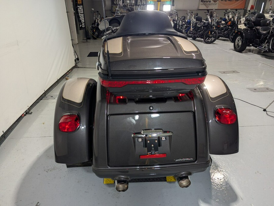 2023 Harley-Davidson® Tri Glide® Ultra Gray Haze/Silver Fortune