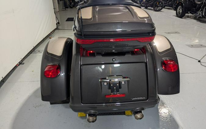 2023 Harley-Davidson® Tri Glide® Ultra Gray Haze/Silver Fortune