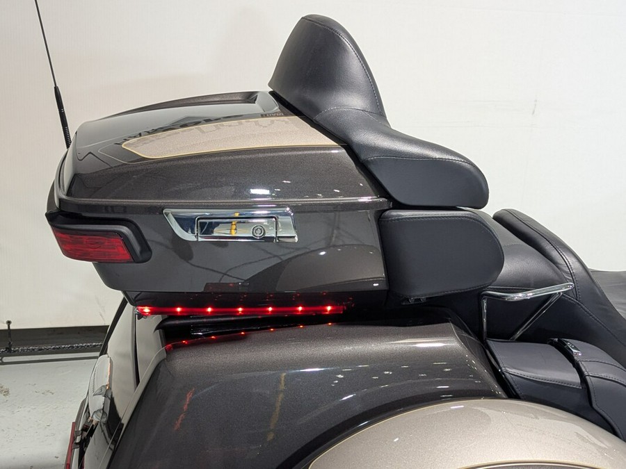 2023 Harley-Davidson® Tri Glide® Ultra Gray Haze/Silver Fortune