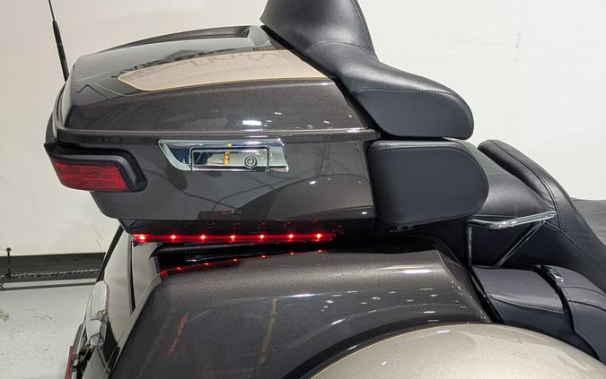 2023 Harley-Davidson® Tri Glide® Ultra Gray Haze/Silver Fortune