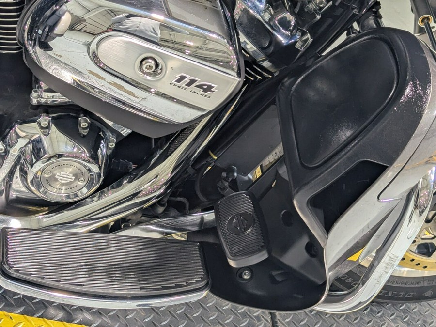 2023 Harley-Davidson® Tri Glide® Ultra Gray Haze/Silver Fortune