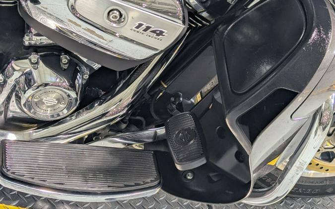 2023 Harley-Davidson® Tri Glide® Ultra Gray Haze/Silver Fortune