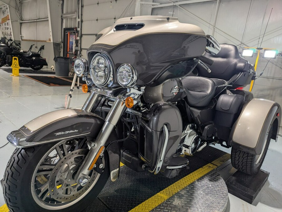 2023 Harley-Davidson® Tri Glide® Ultra Gray Haze/Silver Fortune