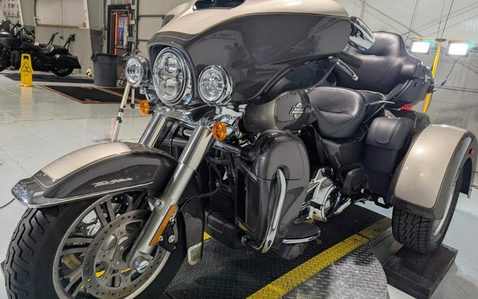 2023 Harley-Davidson® Tri Glide® Ultra Gray Haze/Silver Fortune