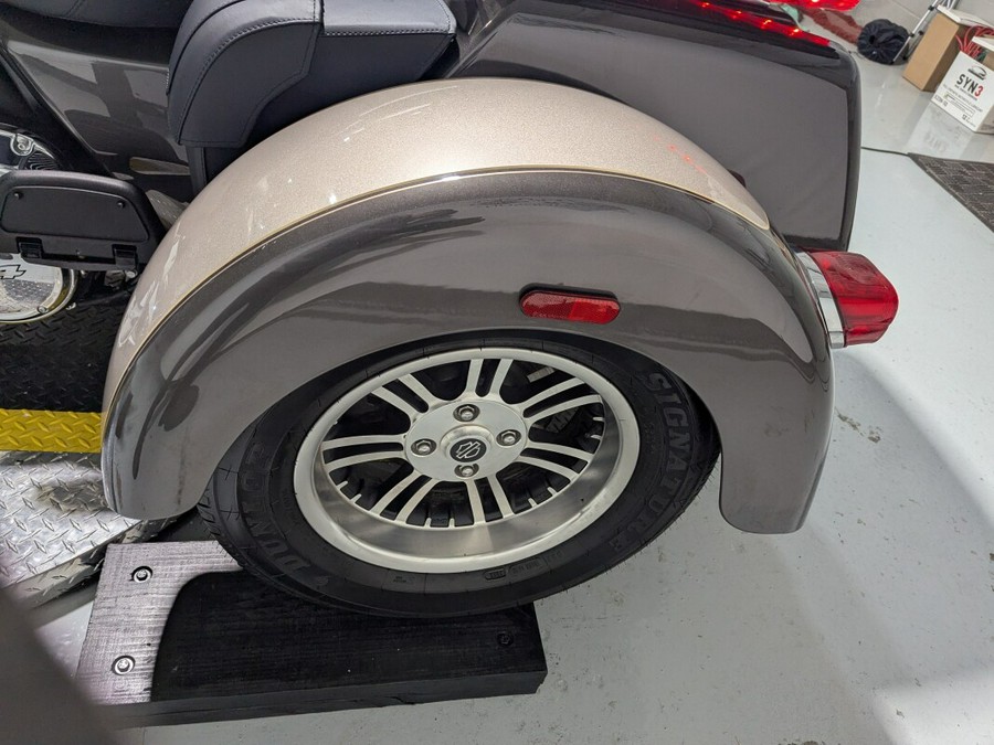 2023 Harley-Davidson® Tri Glide® Ultra Gray Haze/Silver Fortune