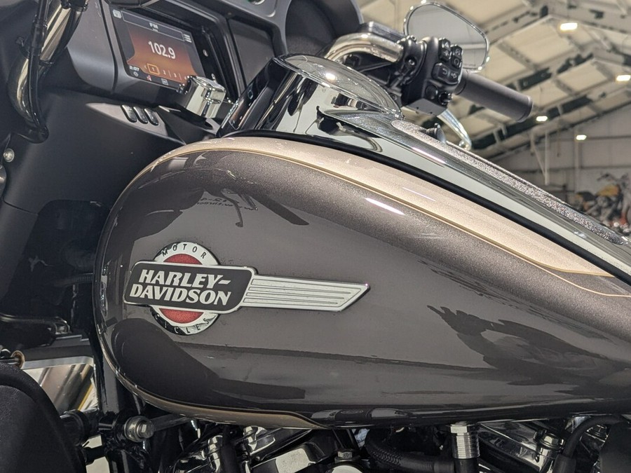 2023 Harley-Davidson® Tri Glide® Ultra Gray Haze/Silver Fortune