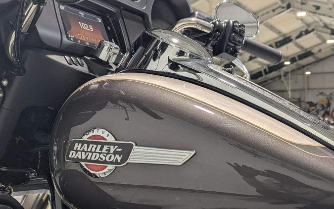 2023 Harley-Davidson® Tri Glide® Ultra Gray Haze/Silver Fortune
