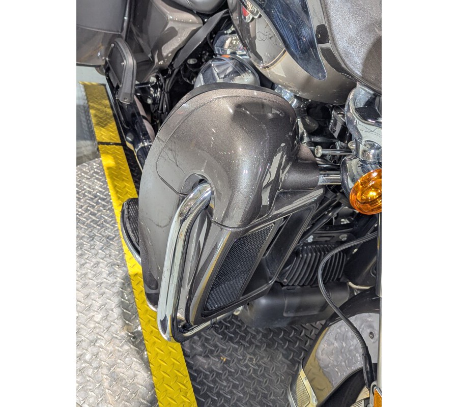 2023 Harley-Davidson® Tri Glide® Ultra Gray Haze/Silver Fortune