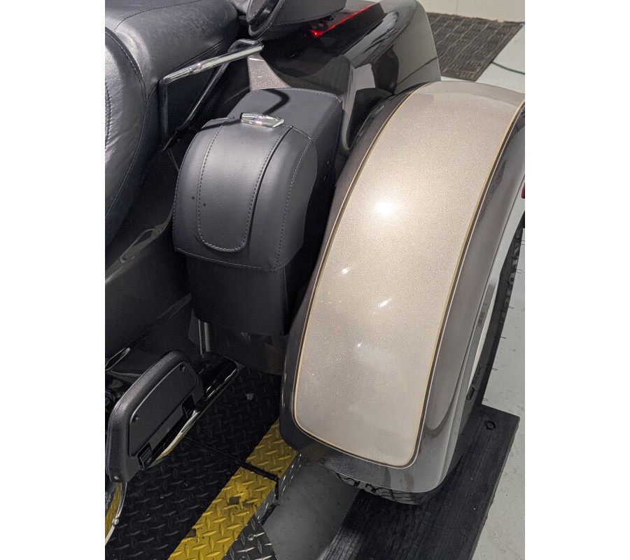 2023 Harley-Davidson® Tri Glide® Ultra Gray Haze/Silver Fortune