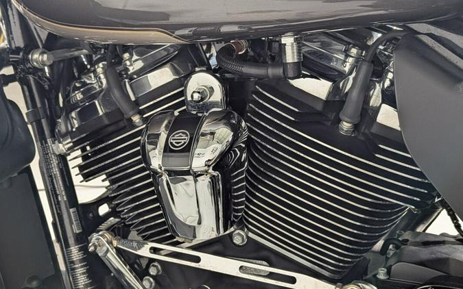 2023 Harley-Davidson® Tri Glide® Ultra Gray Haze/Silver Fortune