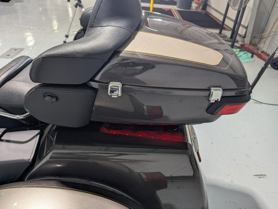 2023 Harley-Davidson® Tri Glide® Ultra Gray Haze/Silver Fortune