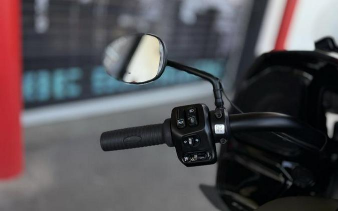 2025 Indian Motorcycle® Challenger® Dark Horse® 112 w/PowerBand Audio Moss Green Smoke