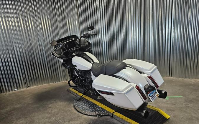 2025 Harley-Davidson Road Glide White Onyx Pearl - Black Finish