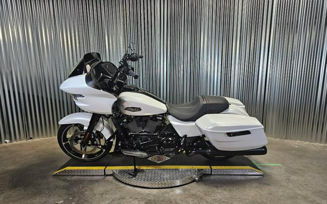2025 Harley-Davidson Road Glide White Onyx Pearl - Black Finish