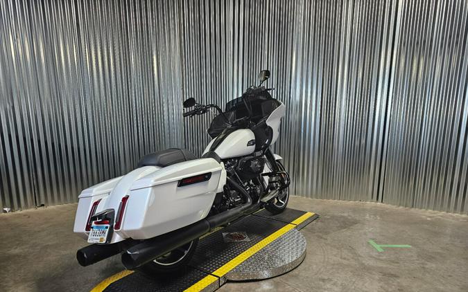 2025 Harley-Davidson Road Glide White Onyx Pearl - Black Finish